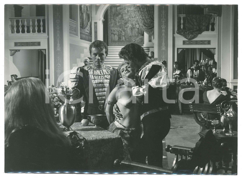 1955 ca ITALIA CINEMA Scena in costume - Banchetto con prostituta *Foto 23x17 Fotografia d'epoca.FOTOGRAFO: Vaselli - RomaCONDIZIONI: GFORMATO: 23x17 cm    originale e autentica 1