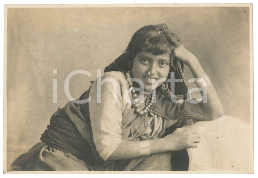 1925 ca LIBIA ITALIANA - BENGASI - Ragazza araba *Foto C. RIMOLDI 17x12 cm Fotografia d'epoca.FOTOGRAFO: C. Rimoldi - BengasiCONDIZIONI: F (residuo di carta e colla al verso)FORMATO: 17x12 cm    originale e autentica 1