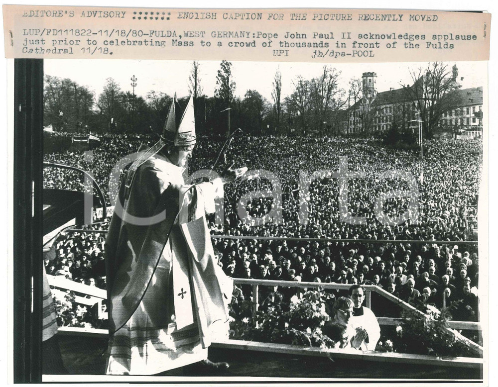 1980 FULDA Cathedral (GERMANY) Pope John Paul II before celebrating Mass *Photo Fotografia d'epoca, con didascalia dattiloscritta coeva spillata al lato superiore.CONDIZIONI: GFORMATO: 24x18 cm    originale e autentica 1