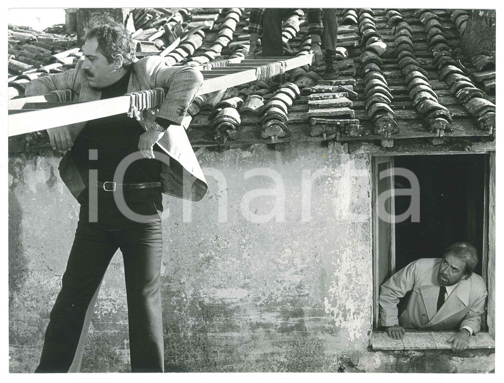 1970 ca CINEMA - ITALIA - Nino MANFREDI  Ugo TOGNAZZI - Foto di scena 24x18 Fotografia d'epoca.CONDIZIONI: G (lievi graffi marginali)FORMATO: 24x18 cm    originale e autentica 1