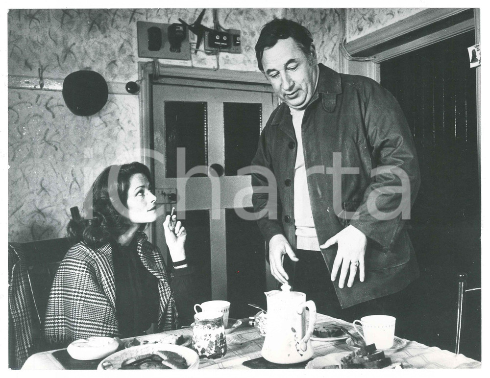 1977 CINEMA Film "Un taxi mauve" Charlotte RAMPLING Philippe NOIRET - Photo Fotografia d'epoca.CONDIZIONI: G (minimi difetti di stampa)FORMATO: 24x18 cm    originale e autentica 1