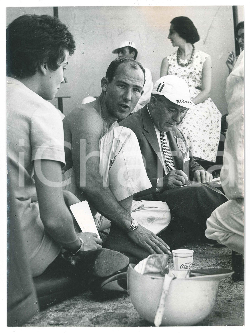 1958 AUTOMOBILISMO - 500 Miglia di Monza - Stirling MOSS - Preparativi *Foto Fotografia d'epoca.FOTOGRAFO: Pino Gnocchi - Caravaggio (Bergamo)CONDIZIONI: G FORMATO: 18x24 cm    originale e autentica 1