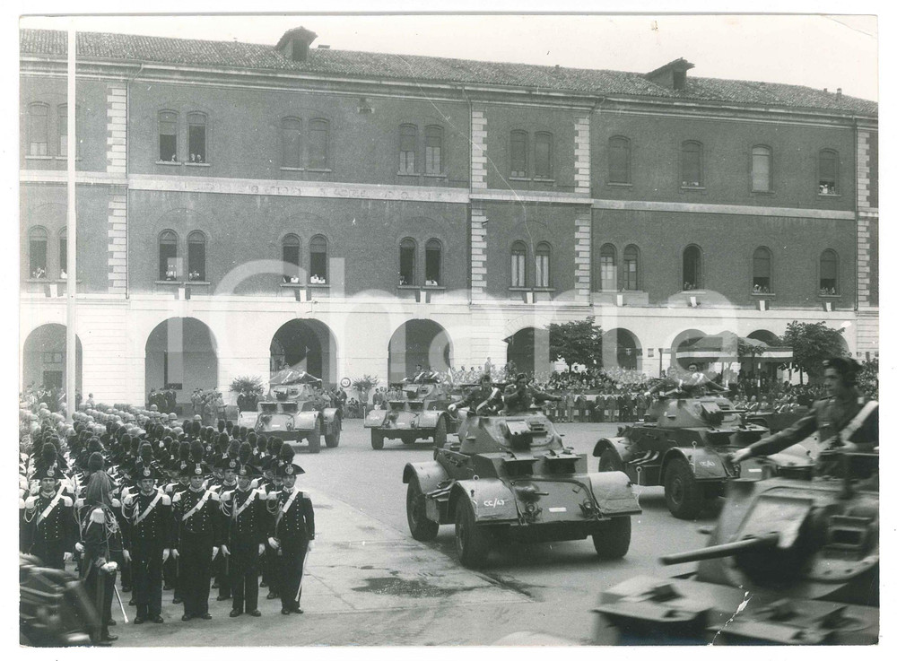 1970 ca MILANO - FORZE ARMATE - Schieramento CARABINIERI e carri armati *Foto Fotografia d'epoca.CONDIZIONI: P (strappo di 1 cm al margine inferiore; Piccola piegatura angolare; difetti di stampa)FORMATO: 18x24 cm    originale e autentica 1