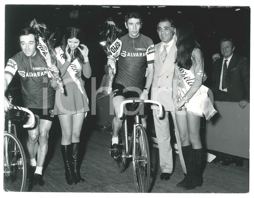 1972 CICLISMO Sei giorni di MILANO - Felice GIMONDI Sigi RENZ vincitori *Foto Fotografia d'epoca.CONDIZIONI: F (lievi piegature angolari con minime abrasioni)FORMATO: 24x18 cm    originale e autentica 1