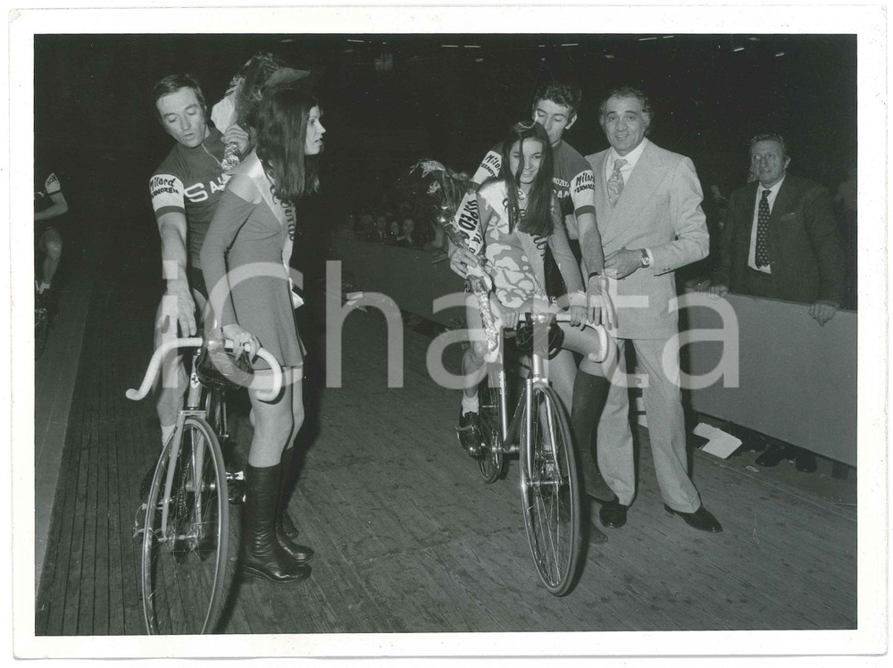 1972 CICLISMO Sei giorni di MILANO - Felice GIMONDI Sigi RENZ vincitori (2) Foto Fotografia d'epoca.CONDIZIONI: G (minime smussature angolari)FORMATO: 24x18 cm    originale e autentica 1