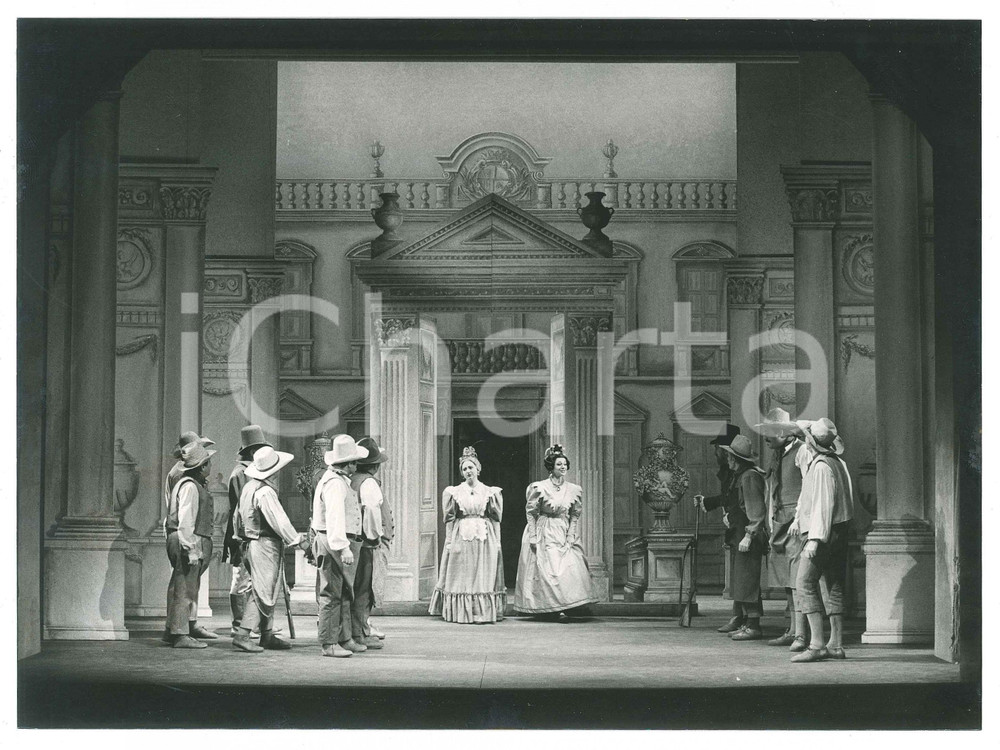 1981 MILANO TEATRO ALLA SCALA "La pietra del paragone" - Foto di scena Fotografia d'epoca.CONDIZIONI: G FORMATO: 24x18 cm    originale e autentica 1