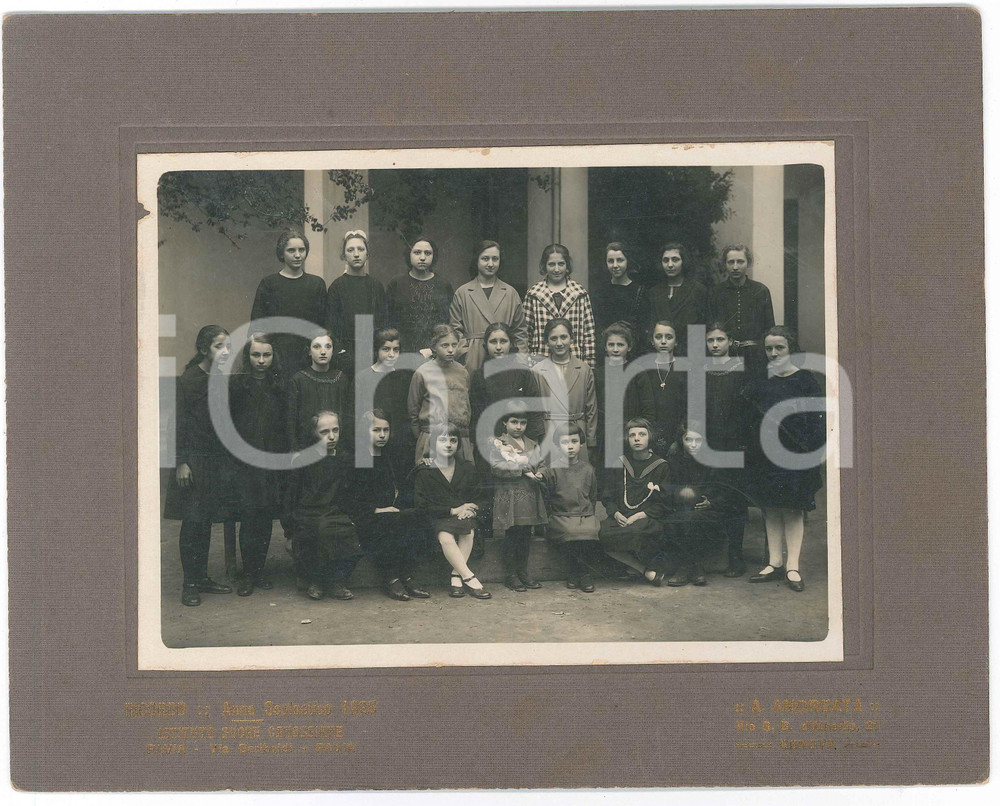 1925 PAVIA Istituto Suore Canossiane - Classe femminile - Foto 25x20 cm Fotografia d'epoca, con didascalia al verso "Sorelle Nicrosini".Su cartoncino rigido.FOTOGRAFO: A. Andreata - GenovaCONDIZIONI: VP (piegatura evidente all'angolo superiore destro; smussature angolari; minime sbrecciature al lato inferiore; lievi macchie al lato superiore e inferiore; fioriture al verso)FORMATO: 25x20 cm    originale e autentica 1