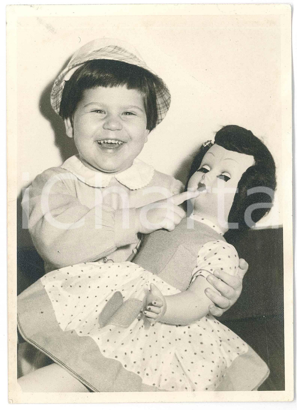1950 ca COSTUME ITALIA - Ritratto di bambina con la bambola - Foto 13x18 cm Fotografia d'epoca.CONDIZIONI: P (piegatura al lato superiore)FORMATO: 13x18 cm    originale e autentica 1