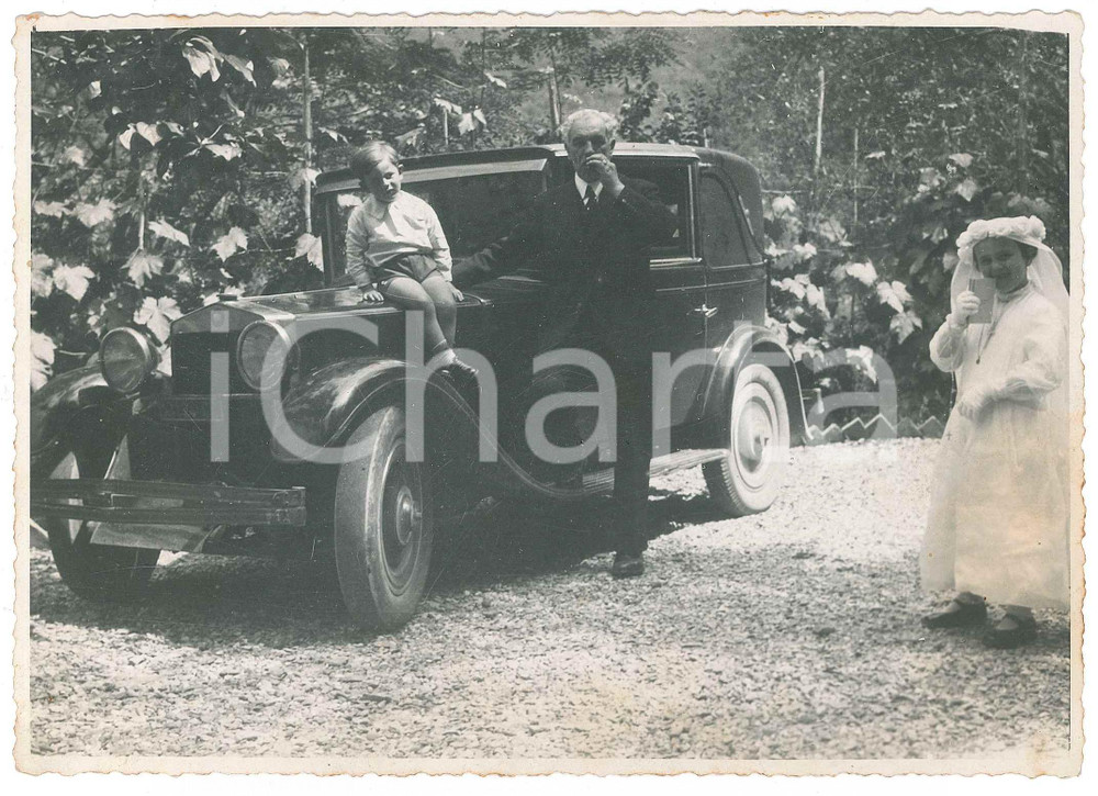 1940 ca COSTUME ITALIA - Nonno e nipoti alla Prima Comunione - Automobile - Foto Fotografia d'epoca.CONDIZIONI: F (alone al lato destro)FORMATO: 18x13 cm    originale e autentica 1