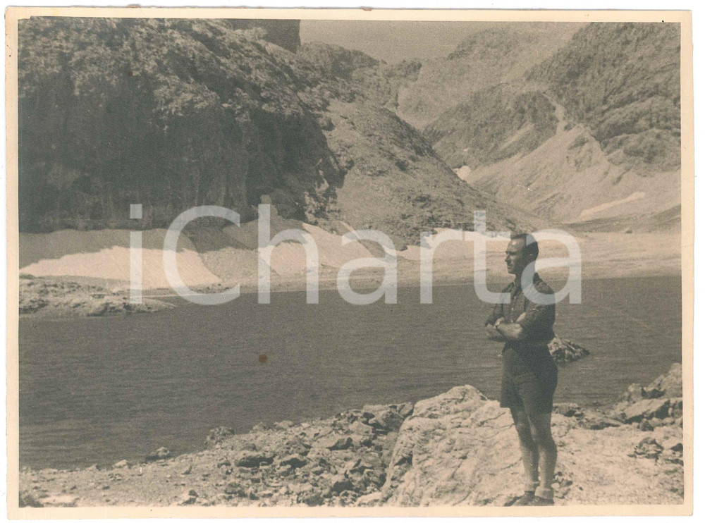 1940 DOLOMITI Lago d'ANTERMOIA - Escursionista - Foto 23x17 cm Fotografia d'epoca, con didascalia manoscritta al verso.CONDIZIONI: F (piccola macchia centrale; residuo cartaceo al verso)FORMATO: 23x17 cm    originale e autentica 1