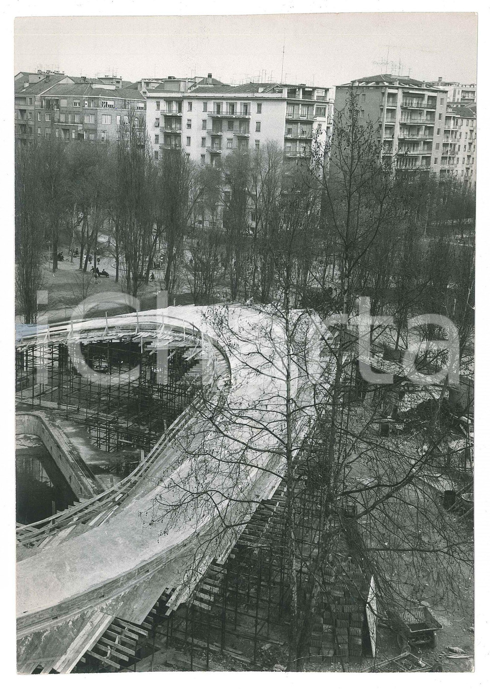 1964 MILANO Piscina SOLARI in costruzione - Foto 16x23 cm Fotografia d'epoca, con didascalia manoscritta e timbro datario al verso.CONDIZIONI: P (pieghe al lato destro e al lato superiore)FORMATO: 16x23 cm    originale e autentica 1