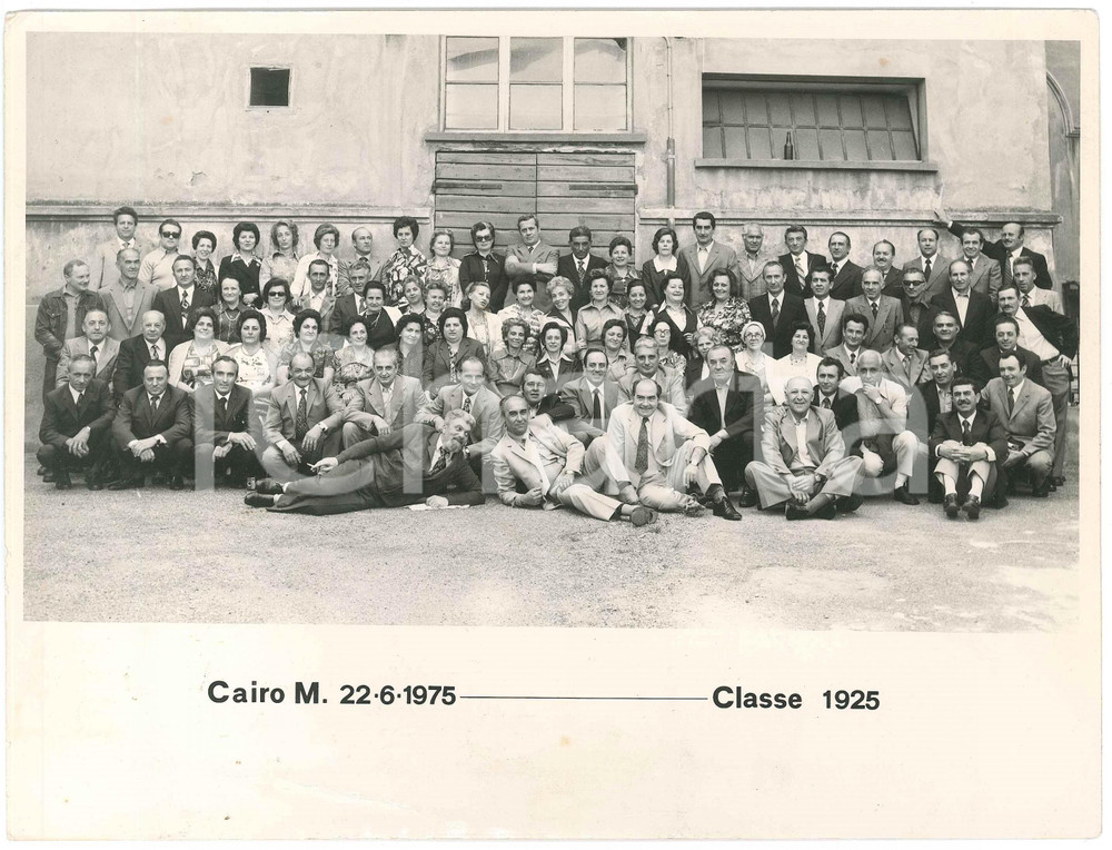 1975 CAIRO MONTENOTTE Leva classe 1925 - Festa 50 anni - Foto gruppo 24x18 Fotografia d'epoca.FOTOGRAFO: Fotobella - Cairo MontenotteCONDIZIONI: VP (piegature al lato superiore e inferiore)FORMATO: 24x18 cm    originale e autentica 1