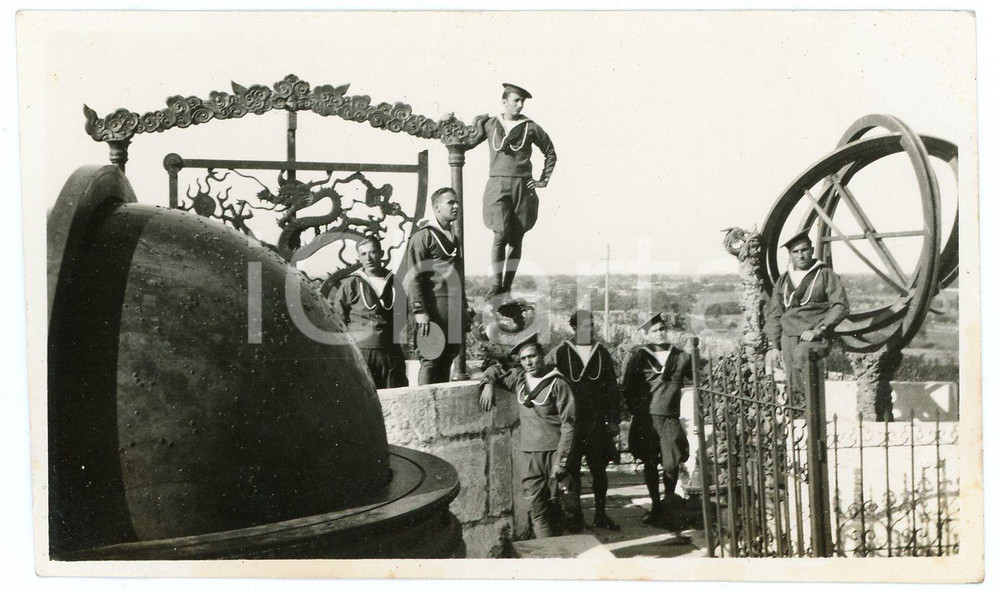 1935 ca CINA Leoni di SAN MARCO Foto di gruppo con sfera armillare Foto 11x6 (1) Fotografia d'epoca. GOOD/buono  Formato: 11x6 cm originale e autentica 1