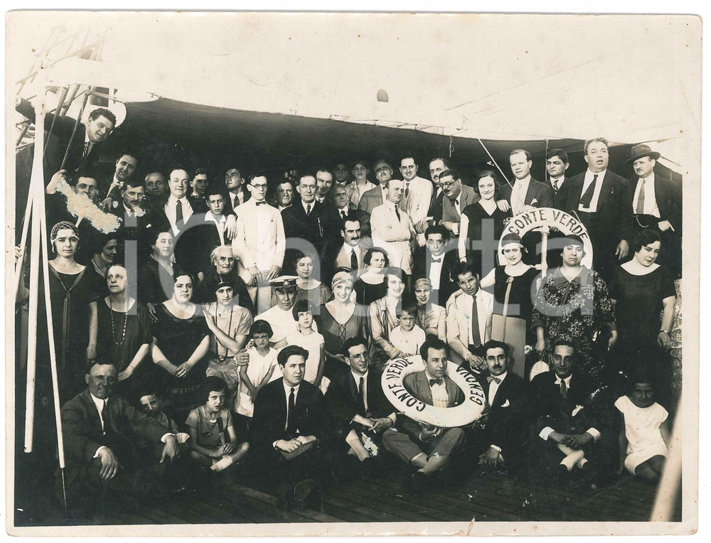 1925 ca GENOVA (?) Transatlantico CONTE VERDE - Foto di gruppo sul ponte Fotografia d'epoca.CONDIZIONI: F (minimo strappo al lato inferiore e piegatura angolare; lievi fioriture marginali)FORMATO: 24x18 cm    originale e autentica 1