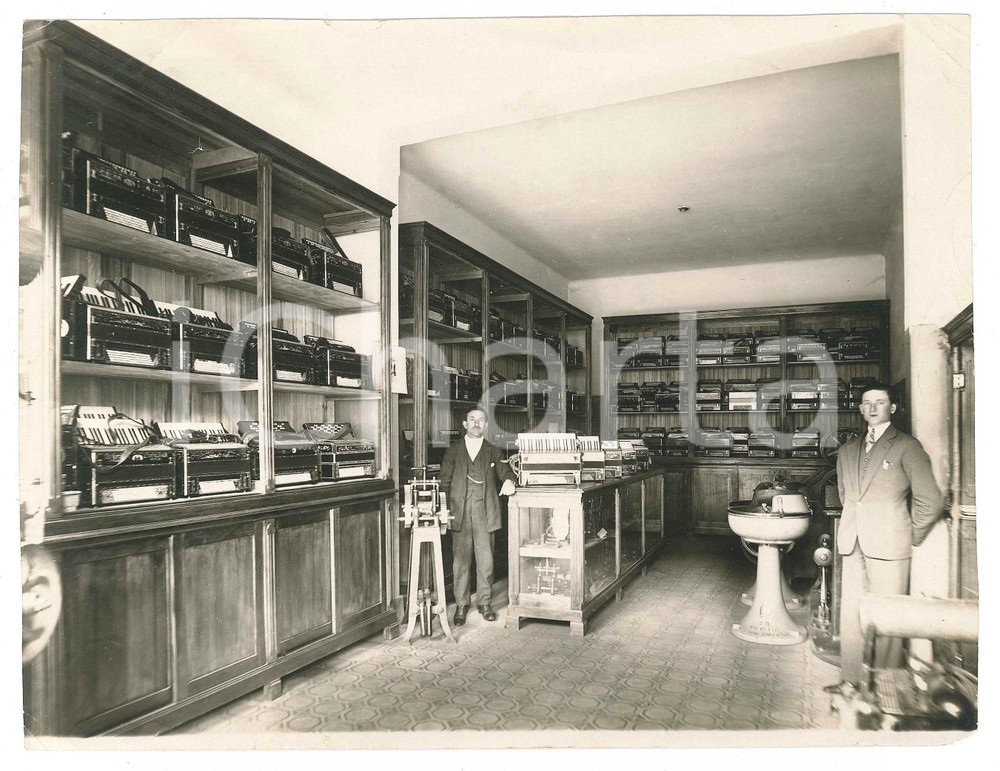 1930 ca ITALIA - COSTUME - Negozio di fisarmoniche - Foto 22x17 cm Fotografia d'epoca.CONDIZIONI: F (piegature angolari e marginali; minima mancanza angolare)FORMATO: 22x17 cm    originale e autentica 1
