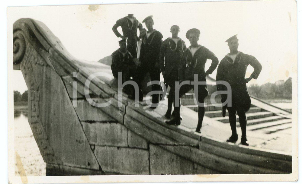 1935 ca. CINA PALAZZO D'ESTATE - Leoni di SAN MARCO - Ritratto su barca di marmo Fotografia d'epoca. FAIR/discreto Lievi smussature e abrasioni angolari, macchie diffuse al lato superiore e inferiore Formato: 11x7 originale e autentica 1