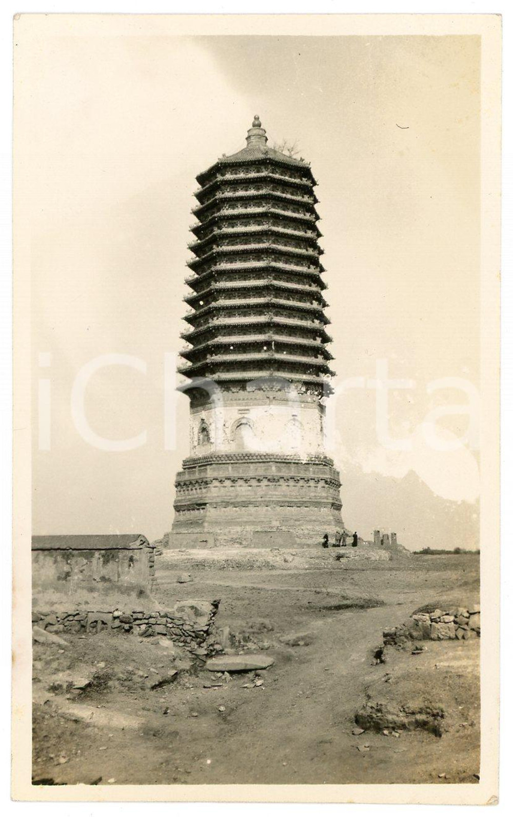 1935 ca CINA - Pagoda - Fotografia (4) Fotografia d'epoca. FAIR/discreto Lievi smussature angolari e piccola piegatura all'angolo inferiore destro Formato: 11x7 originale e autentica 1