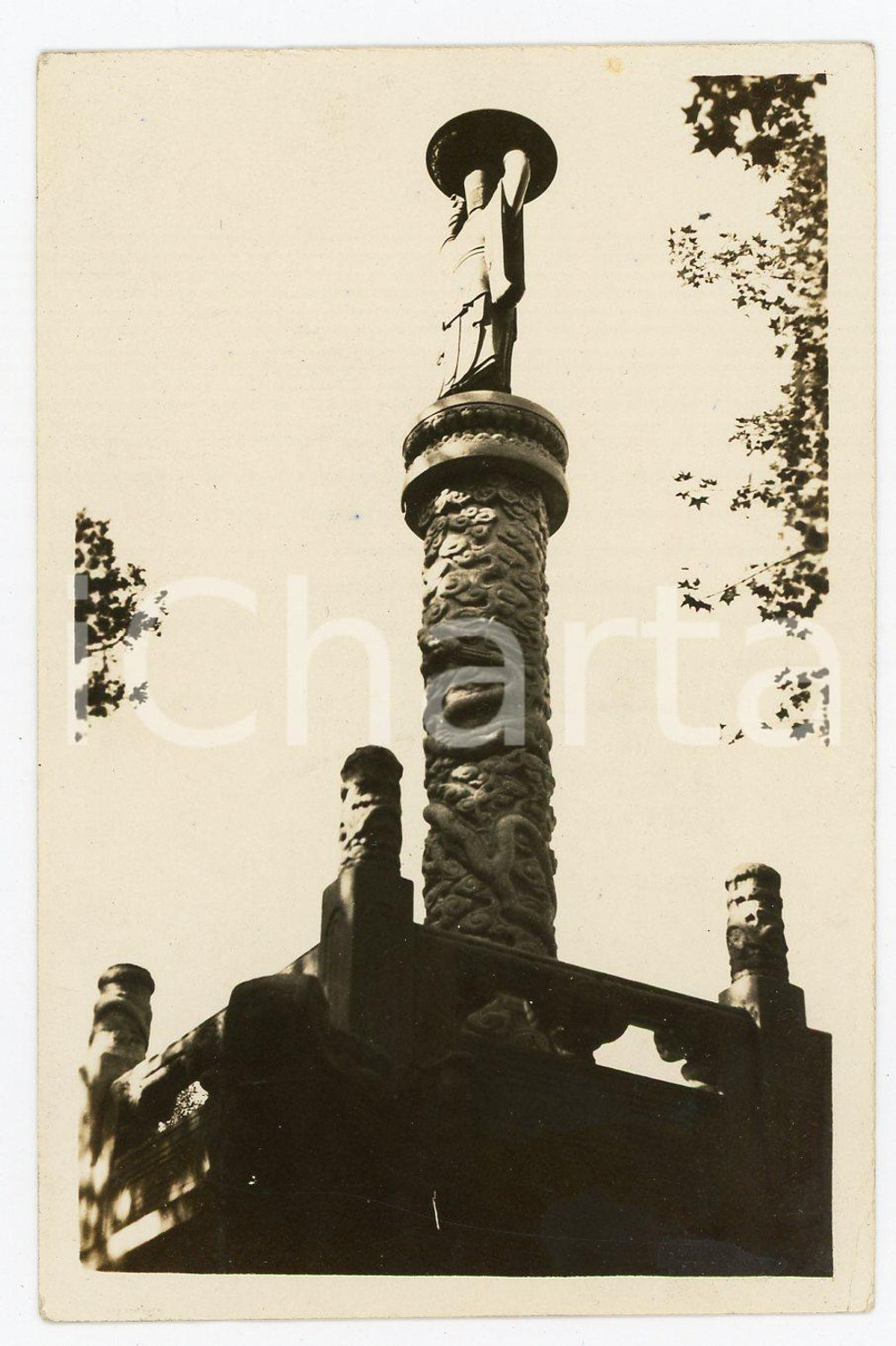 1935 ca. CINA - Monumento a pilone con statua - Fotografia Fotografia d'epoca. FAIR/discreto Lievi abrasioni e smussature angolari Formato: 11x7 originale e autentica 1