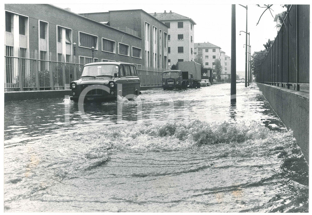 1978 MILANO CA' GRANDA Via Padre Pier Luigi MONTI - Esondazione Seveso *Foto Fotografia d'epoca.FOTOGRAFO: Fotobella - Cairo MontenotteCONDIZIONI: F (piccoli aloni al lato inferiore; piegatura al lato superiore)FORMATO: 31x21 cm    originale e autentica 1