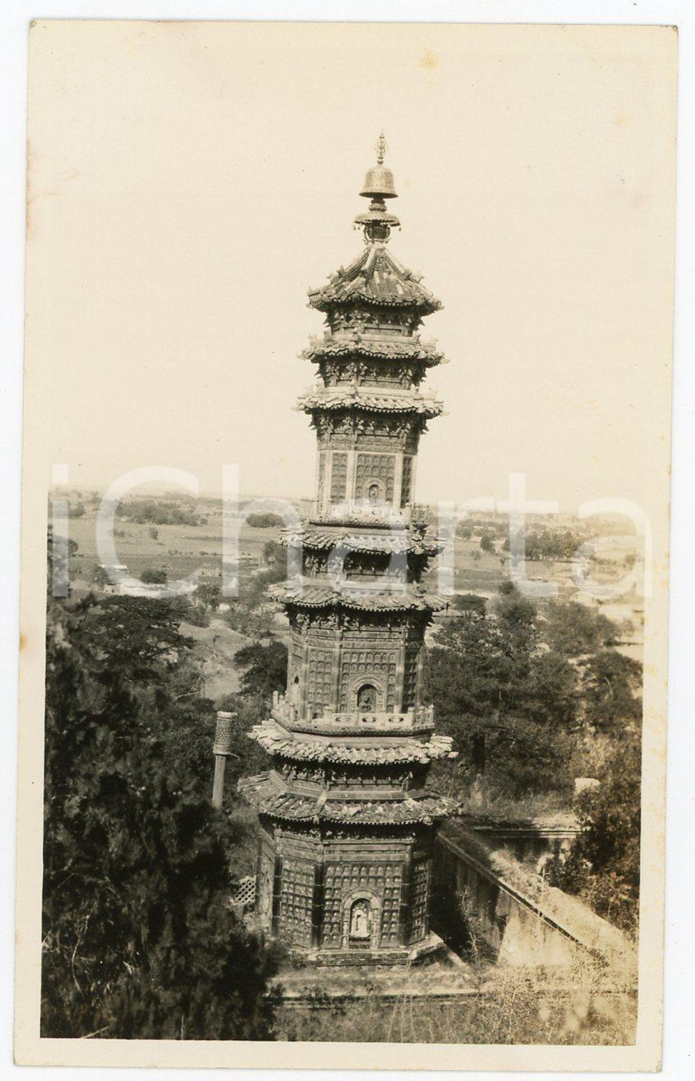 1935 ca. CINA - Pagoda - Fotografia (3) Fotografia d'epoca. FAIR/discreto Lievi smussature angolari e piccoli aloni al lato destro Formato: 11x7 originale e autentica 1