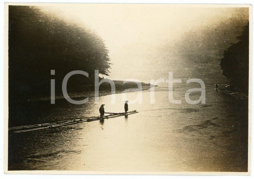 1935 ca KYOTO - ARASHIYAMA Imbarcazione solca il Fiume Katsura - Foto 11x7 cm Fotografia d'epoca. FAIR/discreto Lievi smussature agli angoli Formato: 11x7 cm originale e autentica 1