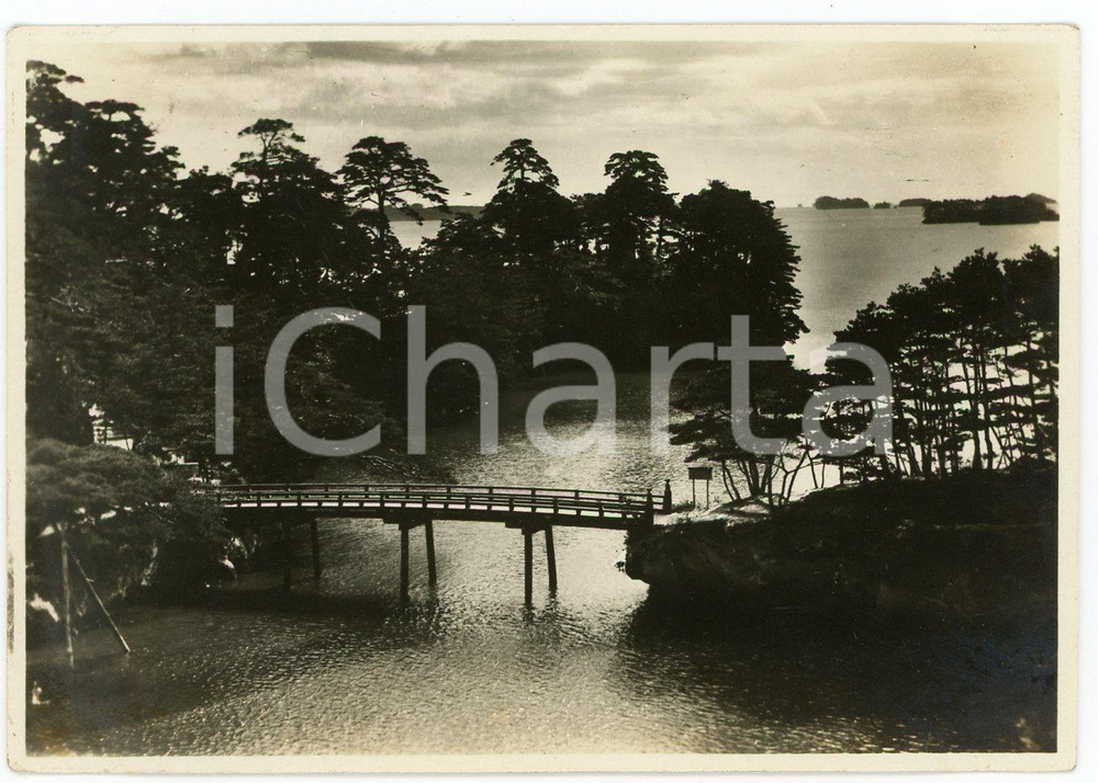 1935 ca. CINA - Paesaggio di lago con foresta e ponte - Fotografia Fotografia d'epoca. FAIR/discreto Lievi smussature angolari Formato: 11x8 originale e autentica 1