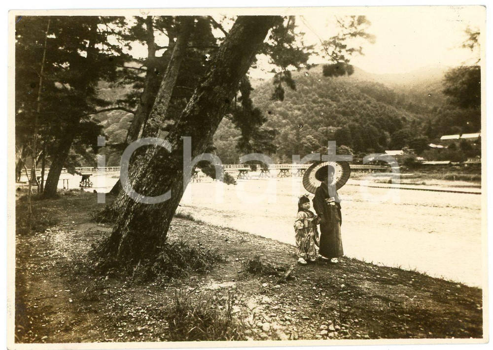 1935 ca KYOTO ARASHIYAMA Madre e figlia sulle rive del Fiume Katsura - Foto 11x7 Fotografia d'epoca.Sullo sfondo &egrave; visibile il Ponte Togetsukyo. FAIR/discreto Lievi smussature agli angoli Formato: 11x7 cm originale e autentica 1