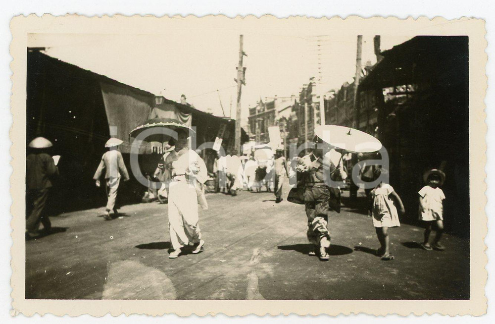 1935 ca SHANGHAI (?) Donne con ombrellini per le vie della città - Foto 11x6 cm Fotografia d'epoca. GOOD/buono  Formato: 8x6 cm originale e autentica 1