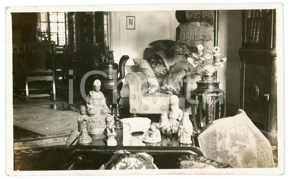 1935 ca. CINA - Statuette votive nel salotto di un'abitazione - Fotografia Fotografia d'epoca. FAIR/discreto Lievi smussature e piegature angolari Formato: 11x7 originale e autentica 1