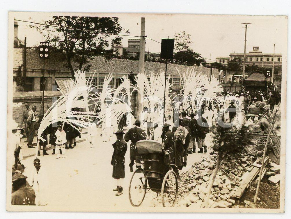 1935 ca SHANGHAI (?) Processione folcloristica con rami fioriti - Foto 8x5 cm Fotografia d'epoca. GOOD/buono  Formato: 8x5 cm originale e autentica 1
