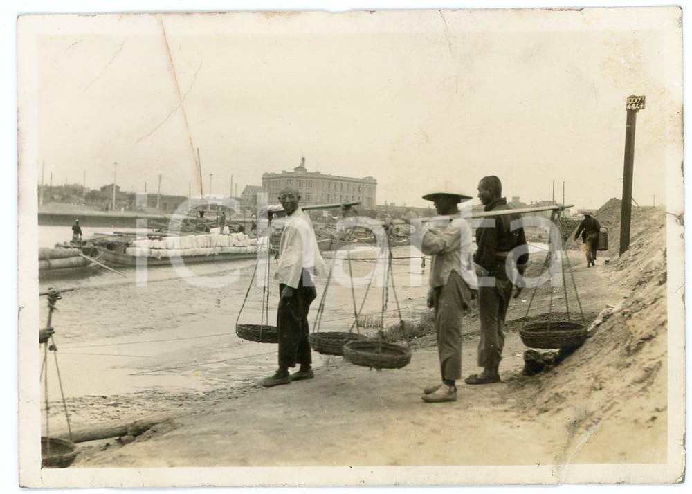 1935 ca SHANGHAI Men on the river of Suzhou Creek  - Photo 8x5 cm Fotografia d'epoca. POOR/danneggiato Profonde piegature agli angoli Formato: 8x5 cm originale e autentica 1