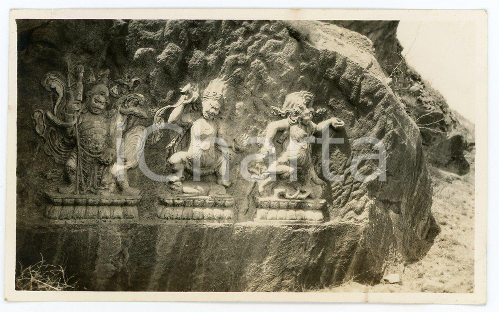 1935 ca CINA Parco archeologico - Bassorilievo con divinità cinesi - Foto 11x6 Fotografia d'epoca. GOOD/buono  Formato: 11x6 cm originale e autentica 1