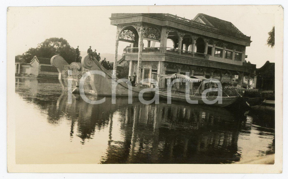1935 ca. CINA - PALAZZO D'ESTATE - Barca di marmo - Fotografia Fotografia d'epoca. FAIR/discreto Lievi abrasioni e piegature angolari Formato: 11x7 originale e autentica 1