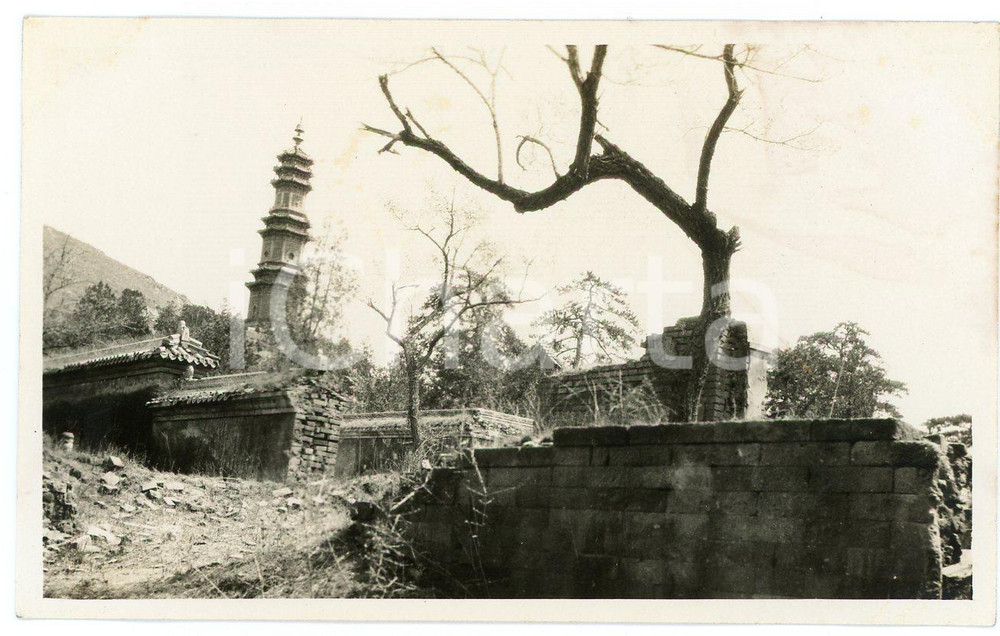 1935 ca. CINA - Pagoda con edifici diroccati - Fotografia Fotografia d'epoca. FAIR/discreto Lievi smussature angolari e piccoli segni all'angolo inferiore destro Formato: 11x7 originale e autentica 1