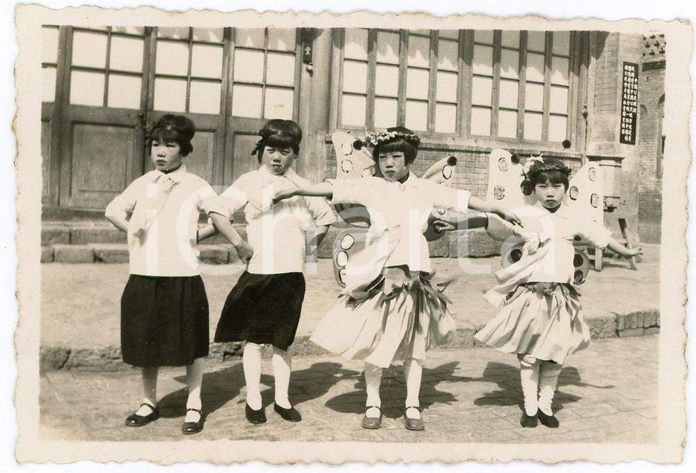 1935 ca CINA - TIENTSIN Spettacolo folcloristico di bambine cinesi *Foto 9x6 (5) Fotografia d'epoca. FAIR/discreto Lievi smussature agli angoli Formato: 9x6 cm originale e autentica 1