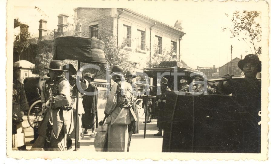 1935 ca CINA TIENTSIN Festa cinese - Corteo (2) Foto 11x7 cm Fotografia d'epoca.CONDIZIONI: G FORMATO: 11x7 cm    originale e autentica 1