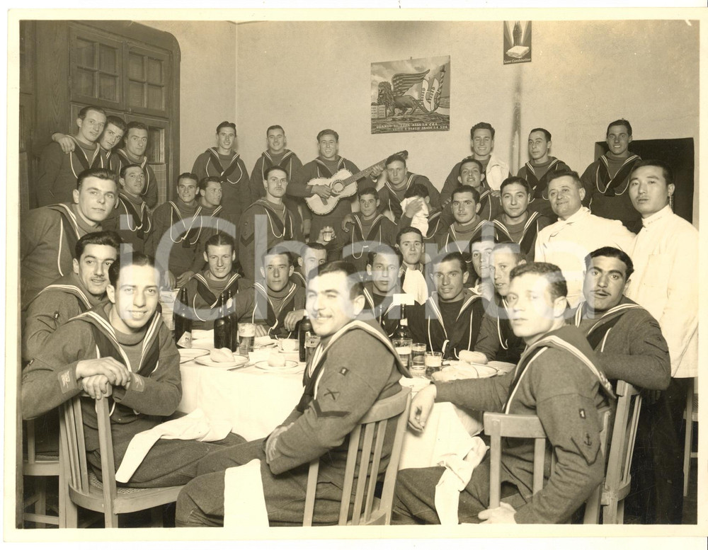 1935 ca CINA TIENTSIN Caserma "Carlotto" - Leoni di SAN MARCO - Tavolata *Foto Fotografia d'epoca.CONDIZIONI: GFORMATO: 21x16 cm    originale e autentica 1