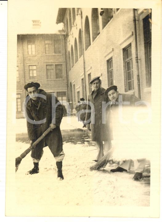 1935 ca CINA TIENTSIN Caserma "Carlotto" Leoni di SAN MARCO - Neve (3) *Foto 6x9 Fotografia d'epoca.CONDIZIONI: F (difetto di stampa)FORMATO: 6x9 cm    originale e autentica 1