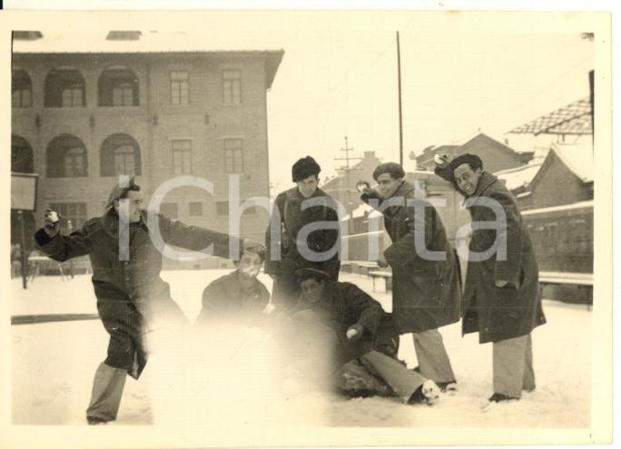 1935 ca CINA TIENTSIN Caserma "Carlotto" Leoni di SAN MARCO - Neve (2) *Foto 9x6 Fotografia d'epoca.CONDIZIONI: F (difetto di stampa)FORMATO: 9x6 cm    originale e autentica 1
