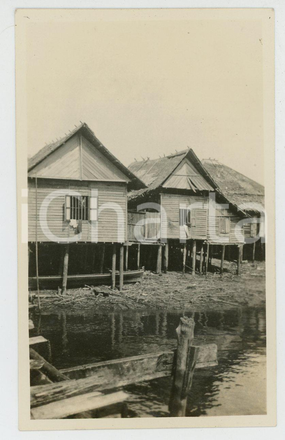 1935 ca SINGAPORE Paesaggio fluviale con abitazioni tradizionali - Foto 11x7 cm Fotografia d'epoca.CONDIZIONI: G (minime smussature angolari)FORMATO: 11x7 cm  originale e autentica 1