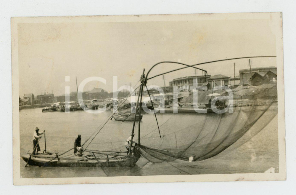 1935 ca CINA - Paesaggio fluviale con barca da pescatori - Foto VINTAGE 11x7 cm Fotografia d'epoca.CONDIZIONI: F (piccolo strappo al lato inferiore e smussatura angolare)FORMATO: 11x7 cm    originale e autentica 1