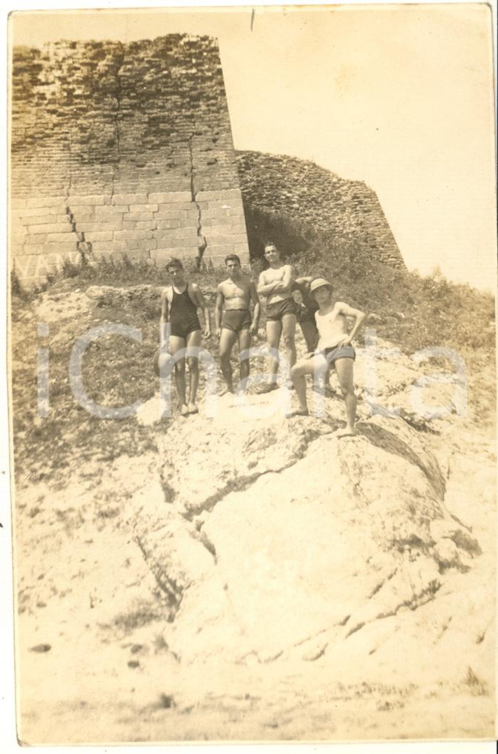 1935 ca CINA Area Grande Muraglia - Leoni di SAN MARCO in visita (3) Foto 8x13 Fotografia d'epoca.CONDIZIONI: G (lievi aloni)FORMATO: 8x13 cm    originale e autentica 1