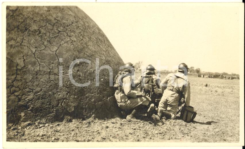 1935 ca CINA TIENTSIN Leoni di SAN MARCO Campo di tiro - Tombe cinesi *Foto (2) Fotografia d'epoca.CONDIZIONI: F (difetti di stampa)FORMATO: 11x6 cm    originale e autentica 1