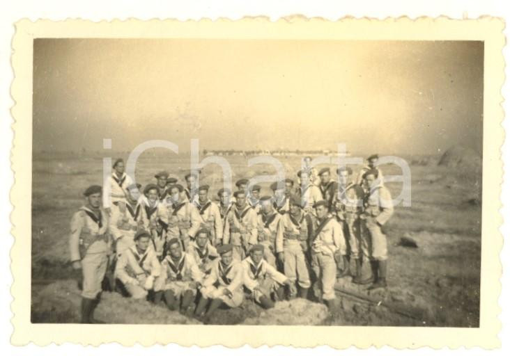 1935 ca CINA TIENTSIN Leoni di SAN MARCO Marce tra le tombe cinesi *Foto 9x6 (2) Fotografia d'epoca.CONDIZIONI: F (difetti di stampa)FORMATO: 9x6 cm    originale e autentica 1