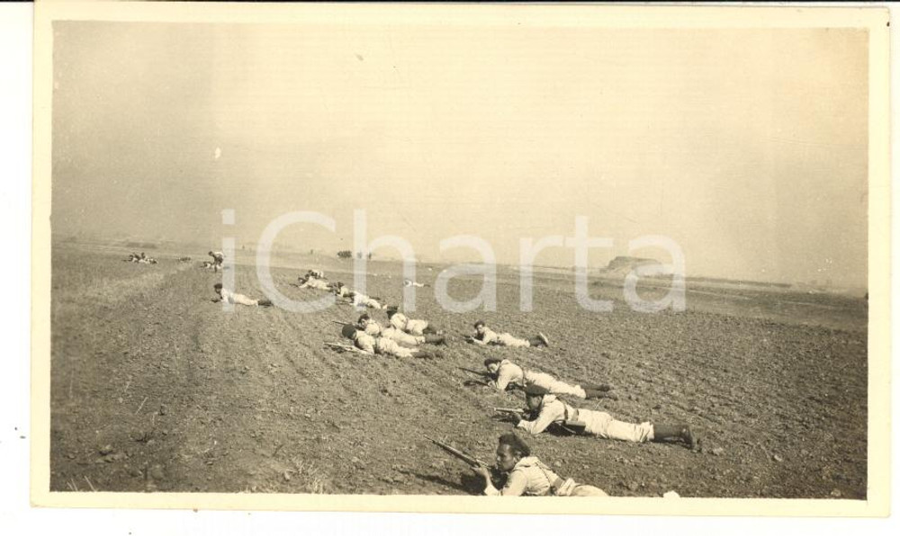 1935 ca CINA TIENTSIN Leoni di SAN MARCO - Esercitazioni all'arsenale (12) Foto Fotografia d'epoca.CONDIZIONI: F (difetti di stampa)FORMATO: 11x7 cm    originale e autentica 1