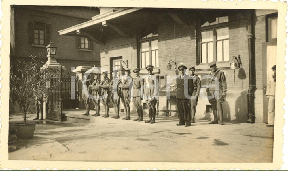 1935 ca CINA TIENTSIN Caserma "Carlotto" Leoni di SAN MARCO *Picchetto d'onore Fotografia d'epoca.CONDIZIONI: G (minima piegatura angolare)FORMATO: 11x7 cm    originale e autentica 1
