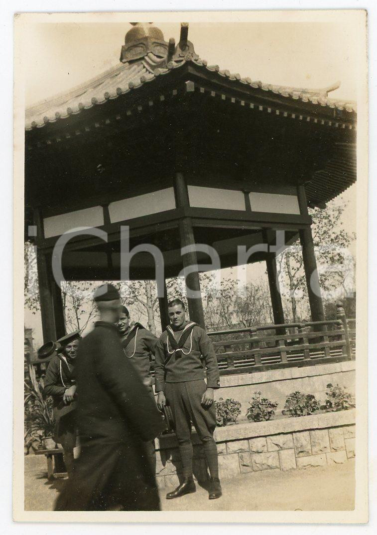 1935 ca. CINA PALAZZO D'ESTATE - Leoni di SAN MARCO -Gruppo davanti a pagoda (1) Fotografia d'epoca. GOOD/buono Lievi smussature angolari Formato: 9x6 originale e autentica 1