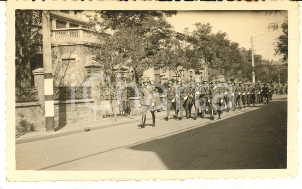 1935 ca CINA TIENTSIN - Leoni di SAN MARCO - Marcia (3) Foto 11x6 Fotografia d'epoca.CONDIZIONI: G FORMATO: 11x6 cm    originale e autentica 1