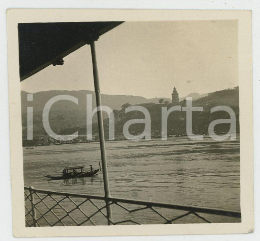 1935 ca CINA - Paesaggio fluviale con barca (2) - Foto VINTAGE 6x6 cm Fotografia d'epoca.CONDIZIONI: F (lievi piegature e abrasioni agli angoli inferiori)FORMATO: 6x6 cm    originale e autentica 1