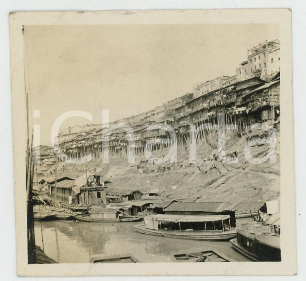 1935 ca CINA - Paesaggio fluviale con barche e abitazioni - Foto VINTAGE 6x6 cm Fotografia d'epoca.CONDIZIONI: F (lievi smussature angolari e al lato superiore)FORMATO: 6x6 cm    originale e autentica 1
